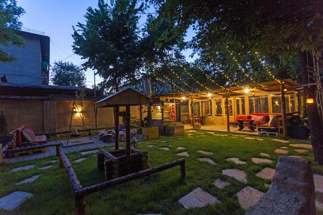 Koisha Vandrarhem Bishkek Exteriör bild