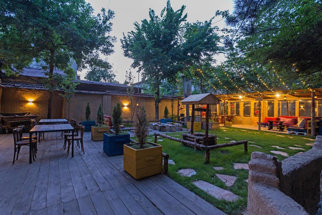 Koisha Vandrarhem Bishkek Exteriör bild