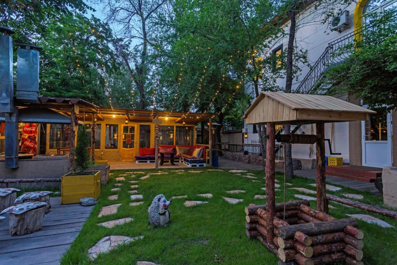 Koisha Vandrarhem Bishkek Exteriör bild