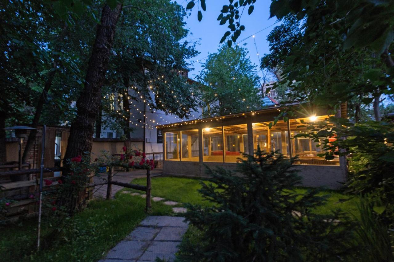 Koisha Vandrarhem Bishkek Exteriör bild