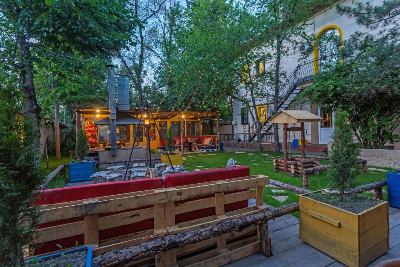 Koisha Vandrarhem Bishkek Exteriör bild