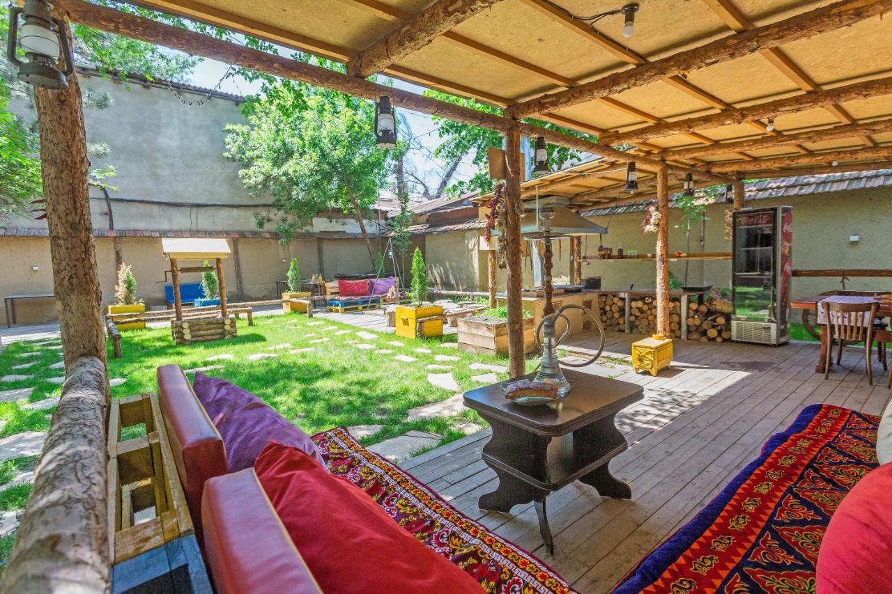 Koisha Vandrarhem Bishkek Exteriör bild
