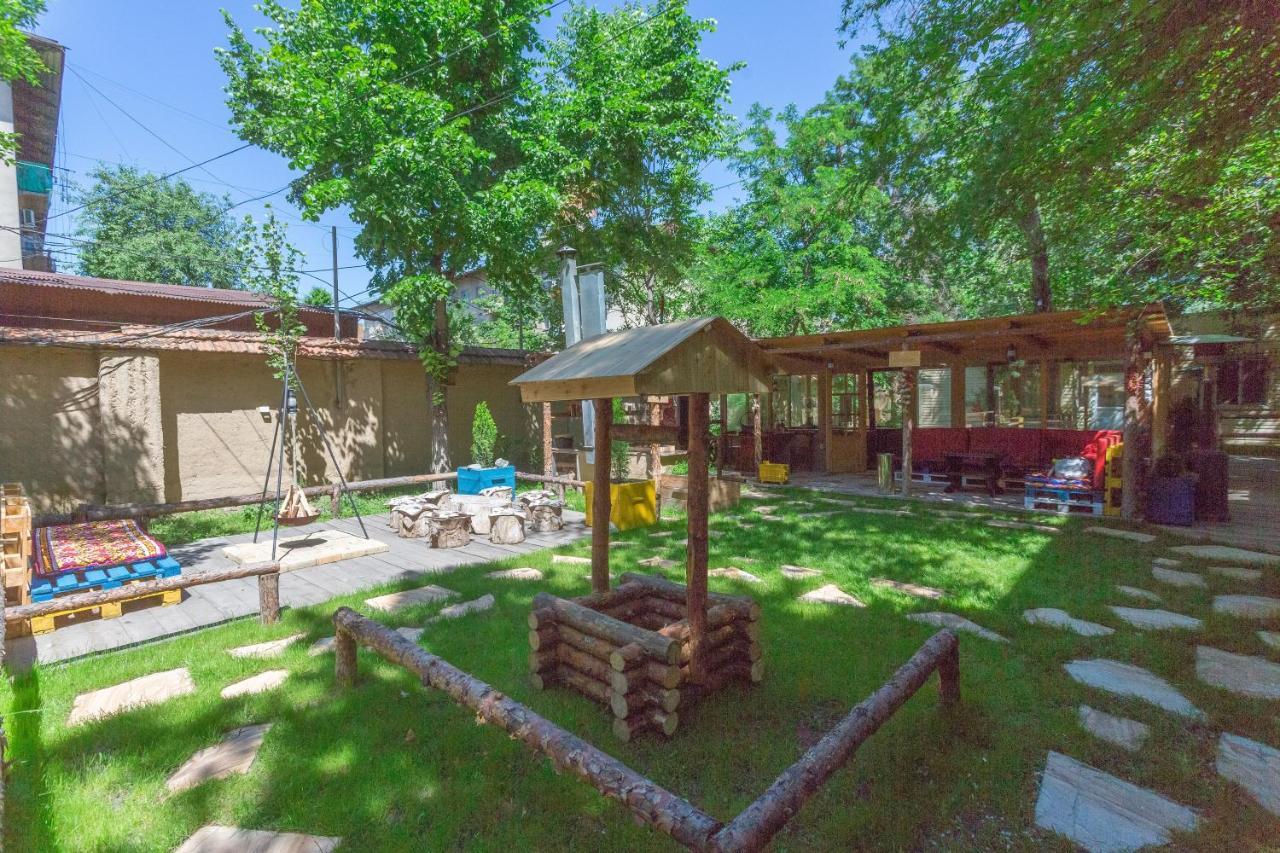 Koisha Vandrarhem Bishkek Exteriör bild