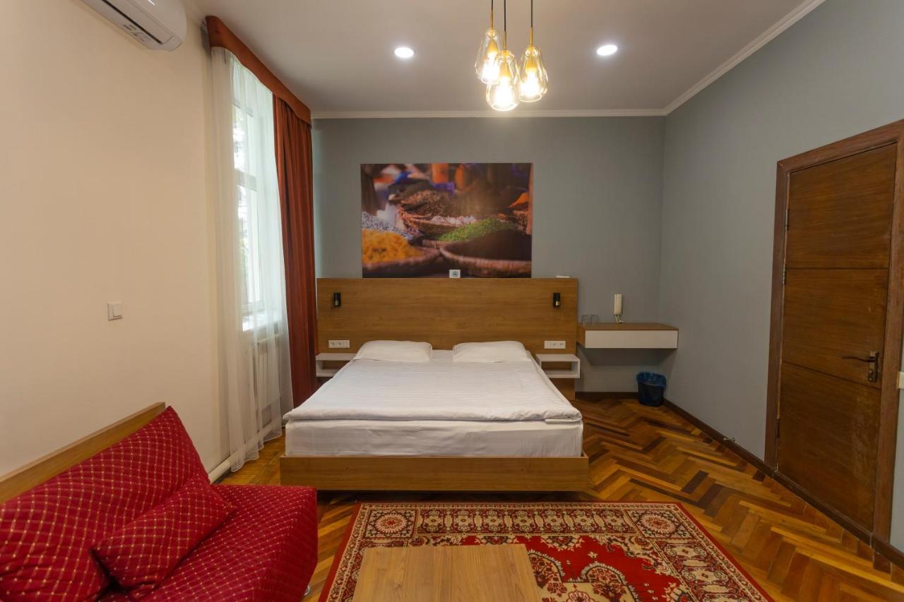 Koisha Vandrarhem Bishkek Exteriör bild