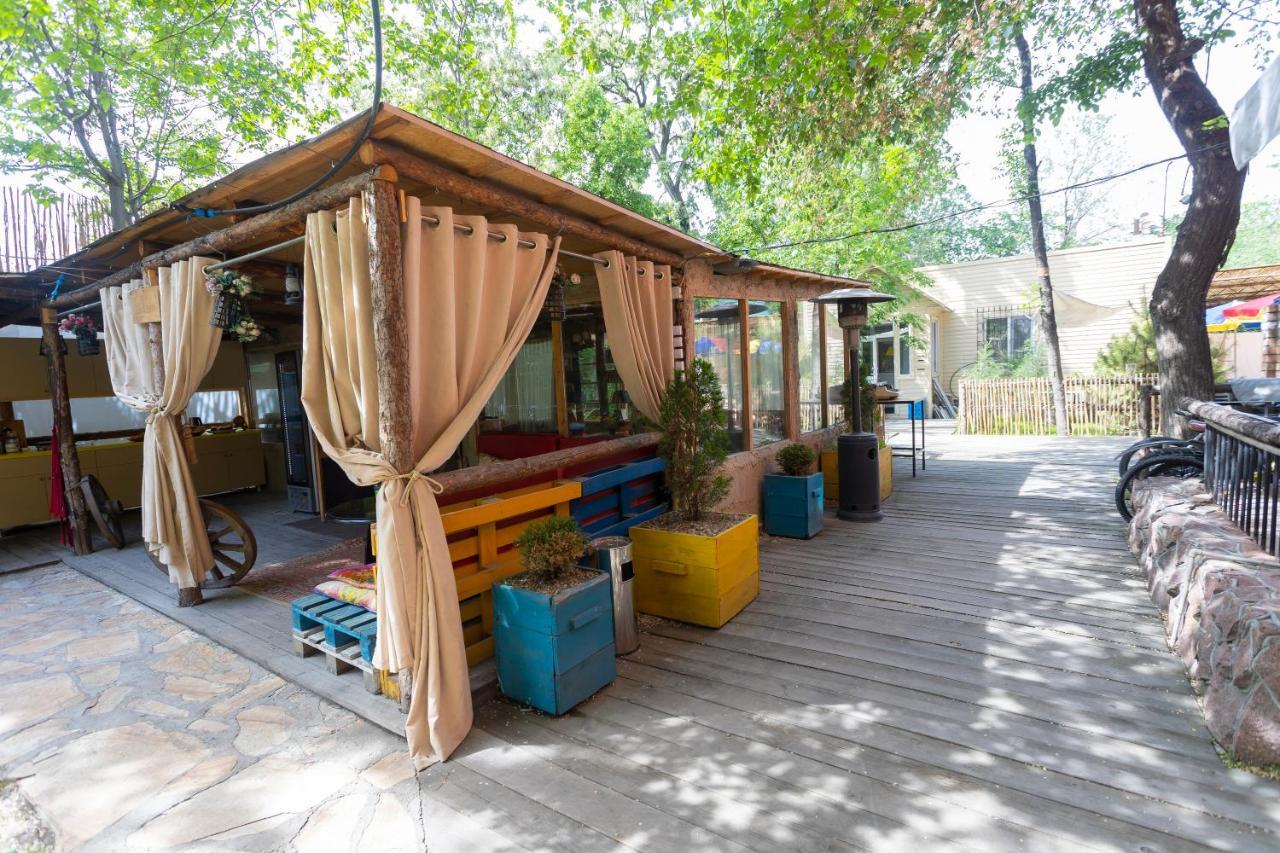 Koisha Vandrarhem Bishkek Exteriör bild