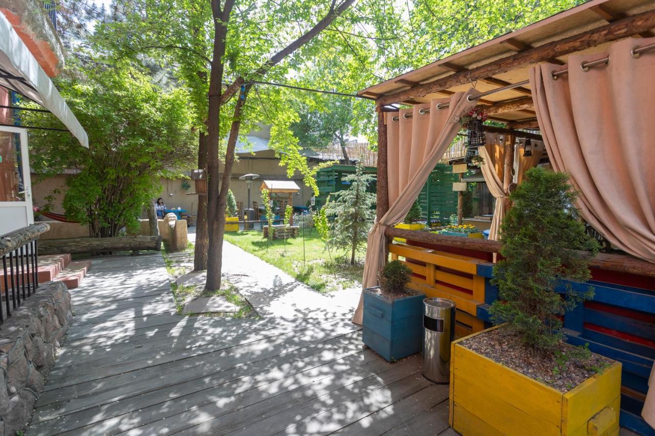 Koisha Vandrarhem Bishkek Exteriör bild