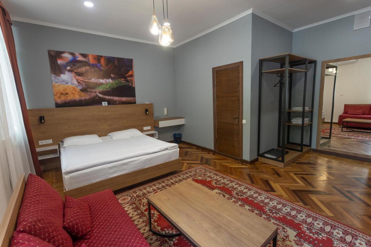 Koisha Vandrarhem Bishkek Exteriör bild