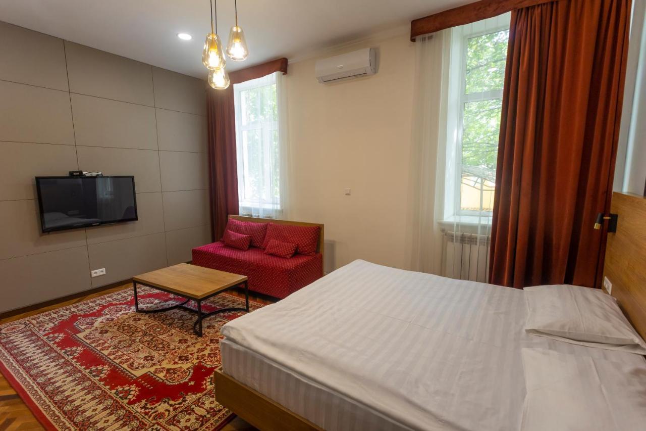 Koisha Vandrarhem Bishkek Exteriör bild