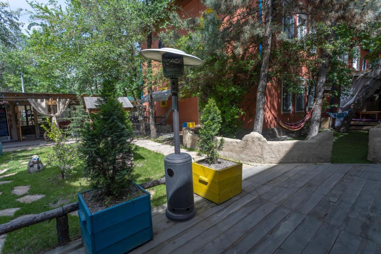 Koisha Vandrarhem Bishkek Exteriör bild