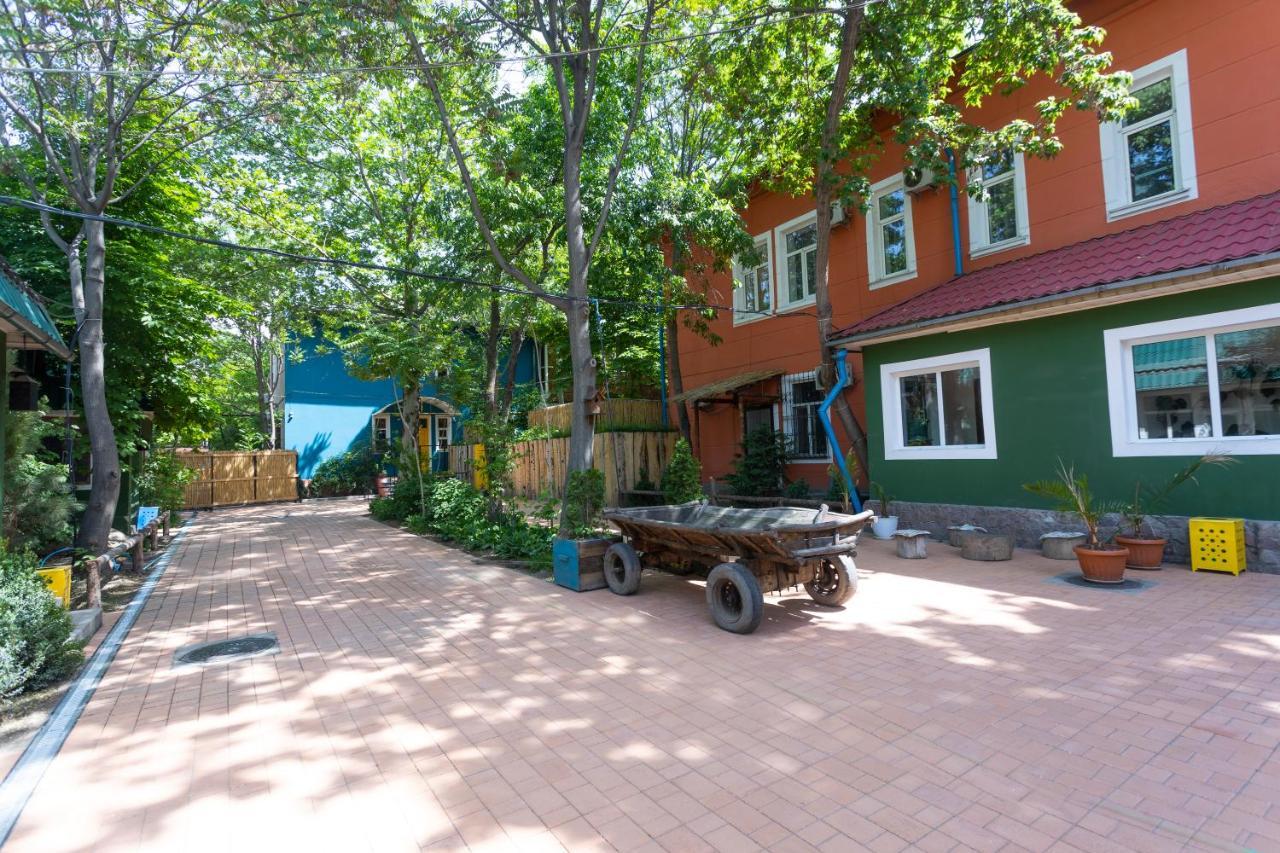 Koisha Vandrarhem Bishkek Exteriör bild