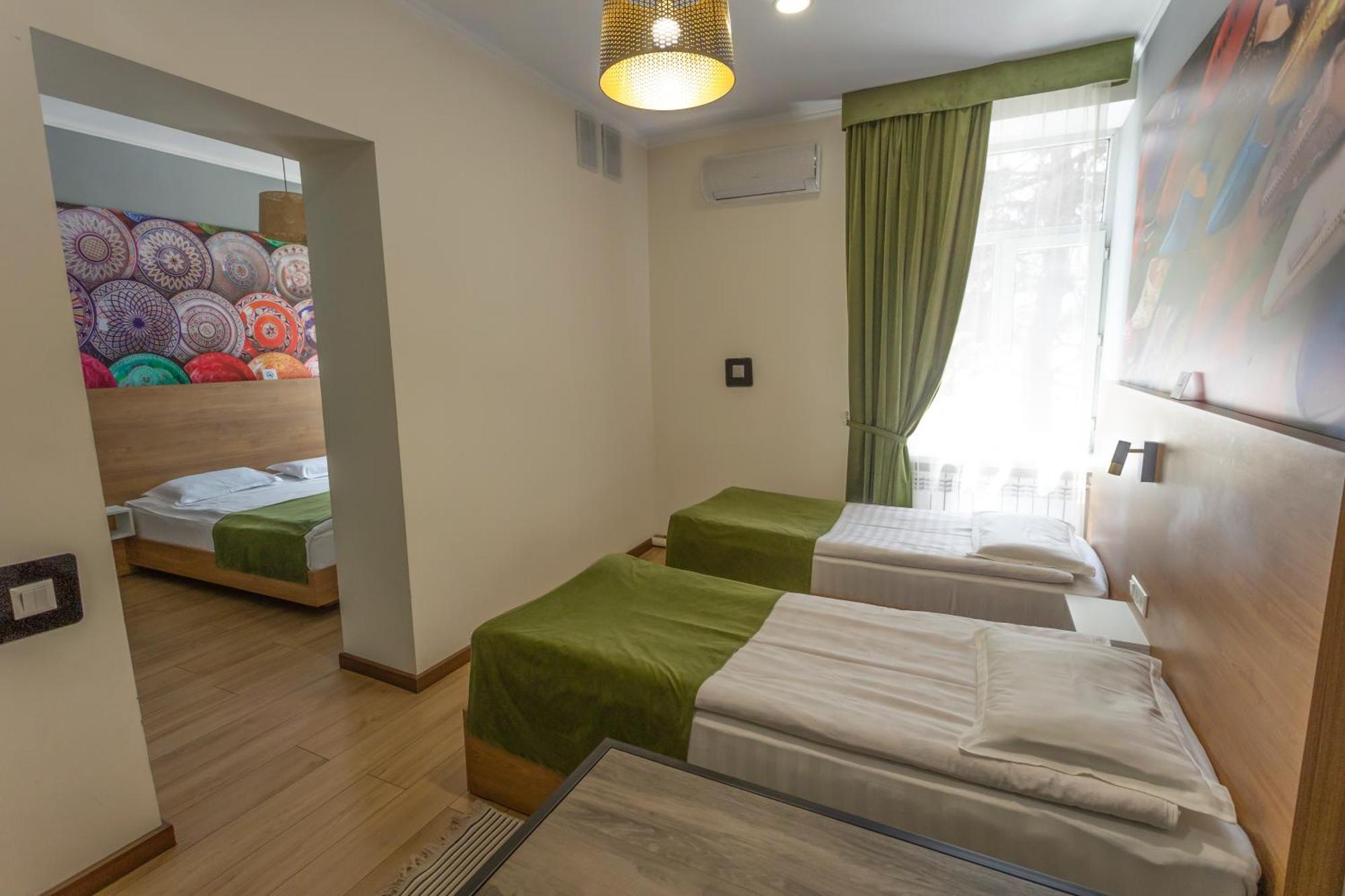 Koisha Vandrarhem Bishkek Exteriör bild