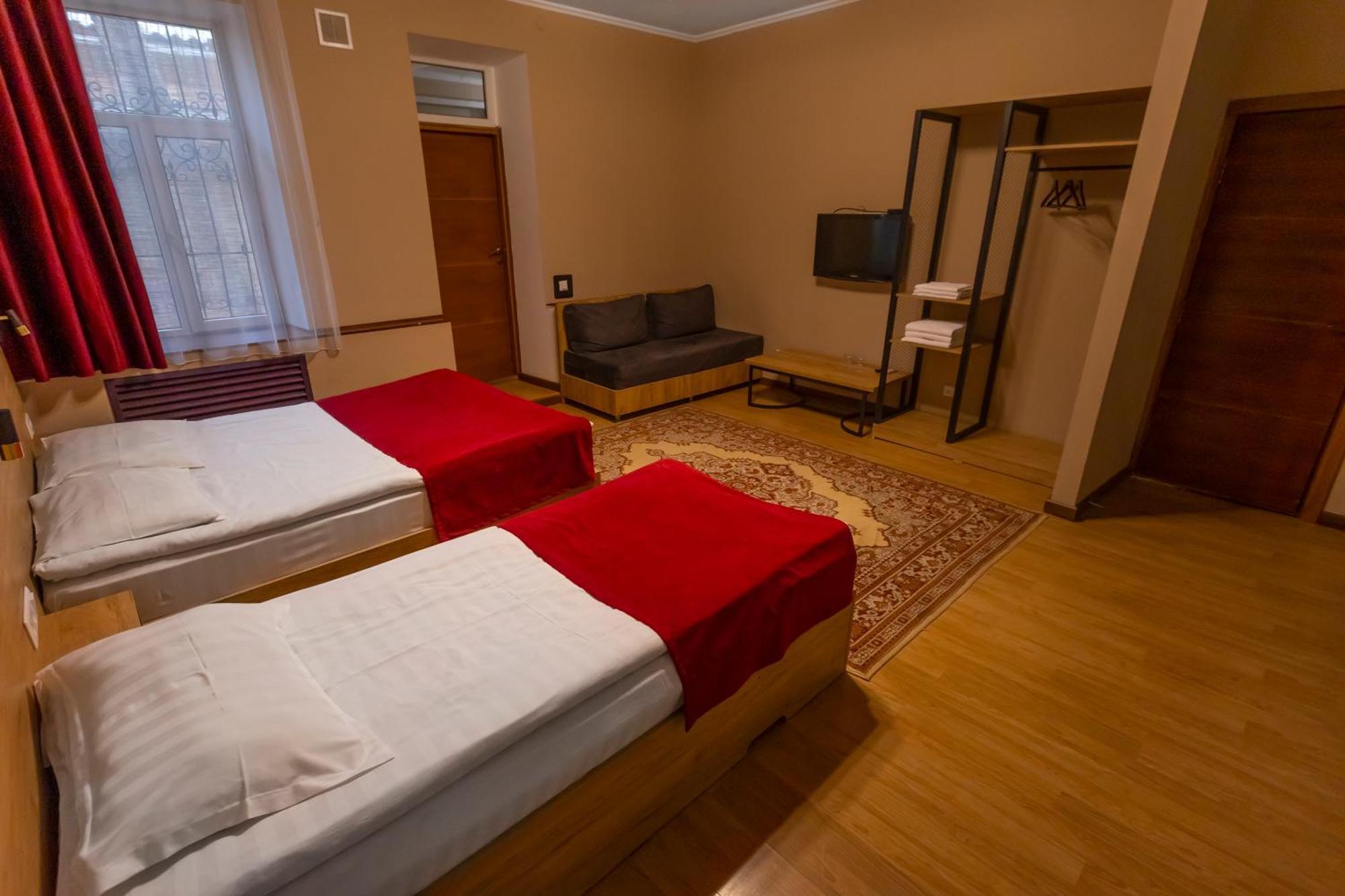 Koisha Vandrarhem Bishkek Exteriör bild