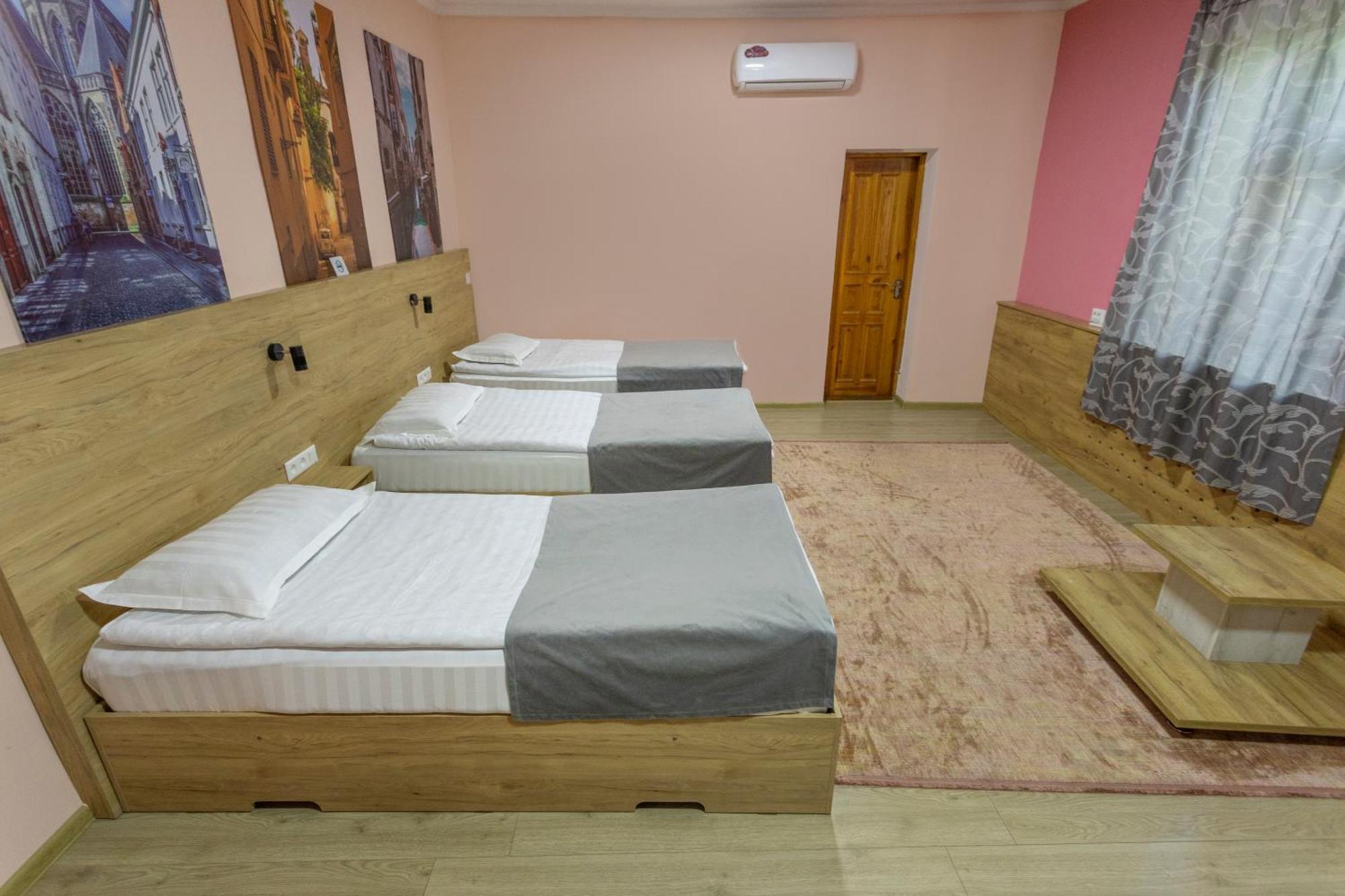 Koisha Vandrarhem Bishkek Exteriör bild