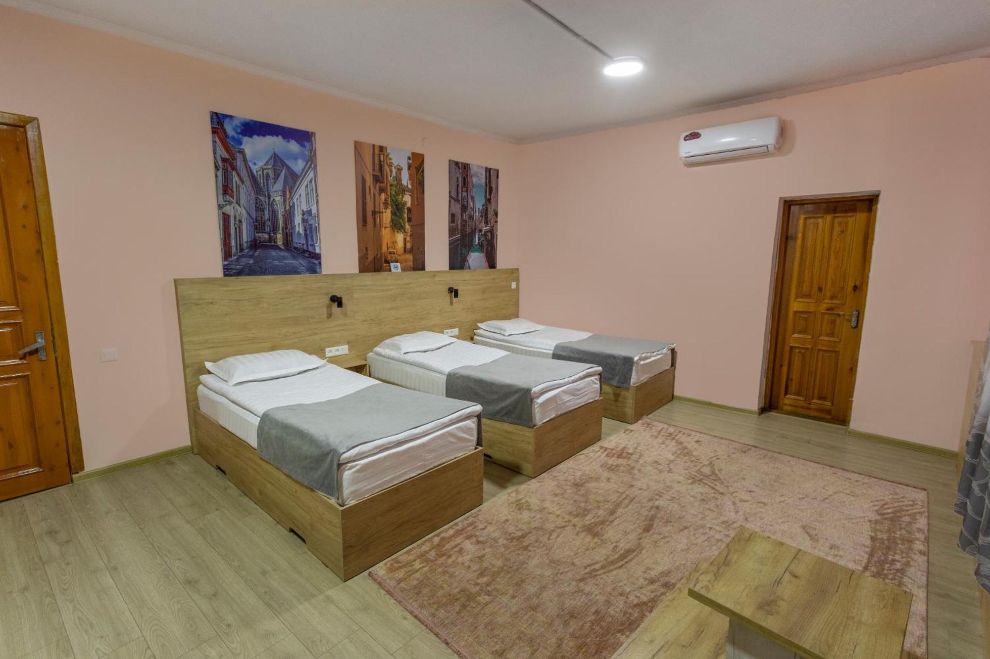Koisha Vandrarhem Bishkek Exteriör bild