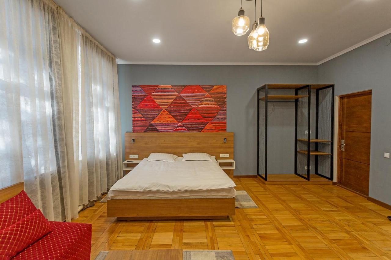 Koisha Vandrarhem Bishkek Exteriör bild